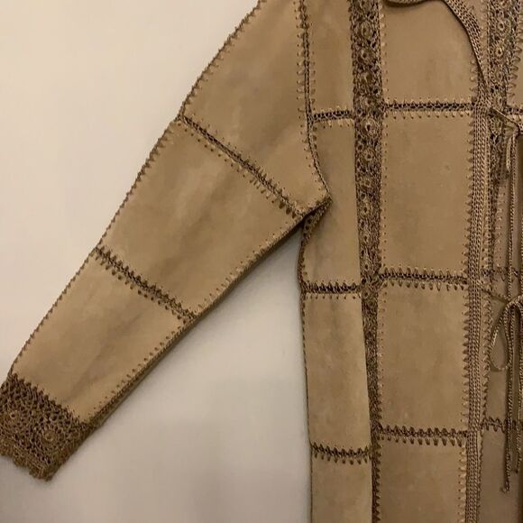 Static vintage suede, crochet jacket with front ties. Crochet cuffs and hem. L - Picture 3 of 9